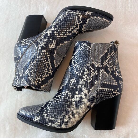 Marc Fisher Gray & Black Embossed Leather Dress Western Ankle Booties Sz 6-EUC - Picture 5 of 15